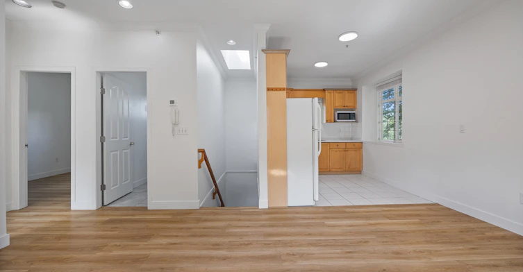 2320 Dundas Street, Vancouver, BC, V5L 1K1 - 2