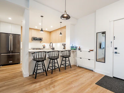 1608-2180 Kelly Avenue - 3