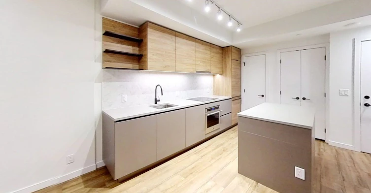 28XX-10448 University Drive, Surrey, BC, V3T 0S7