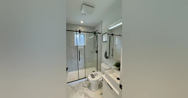 3025 Kings Avenue, Vancouver, BC, V5R 4T1 - 3