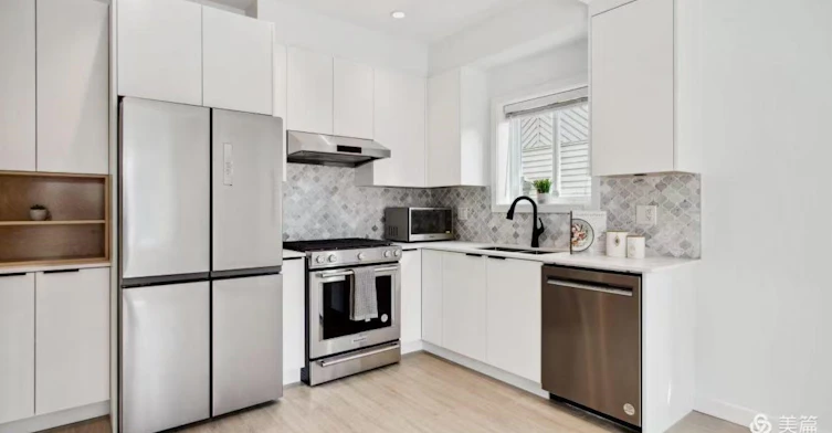 3025 Kings Avenue, Vancouver, BC, V5R 4T1 - 2