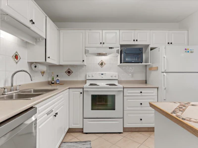 305-9165 Broadway Street - 3