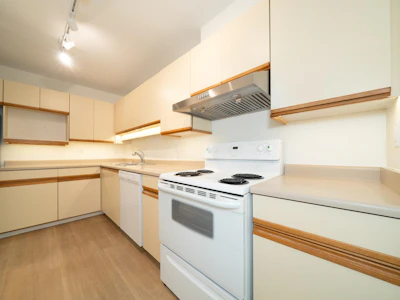 305-5790 Patterson Avenue - 4