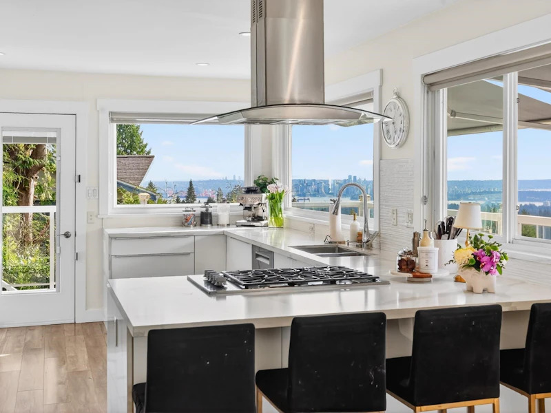 668 Alpine Court, North Vancouver BC V7R 2L8