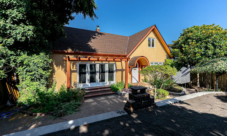 4327 Locarno Crescent