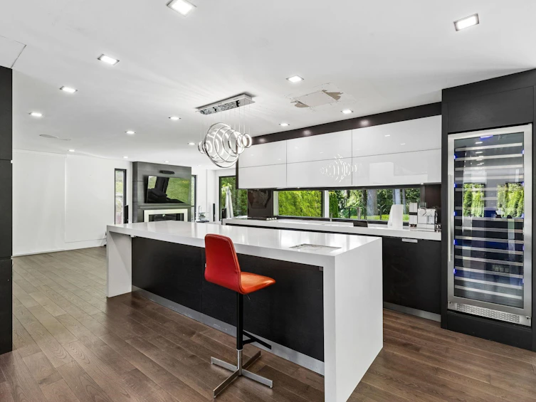 4577 Capilano Road, North Vancouver, BC, V7R 4K2 - 2