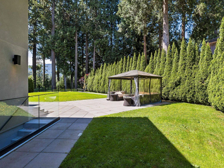 4577 Capilano Road, North Vancouver, BC, V7R 4K2 - 27