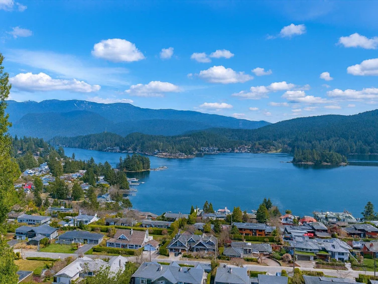 873 Baycrest Drive, North Vancouver, BC, V7G 1N7
