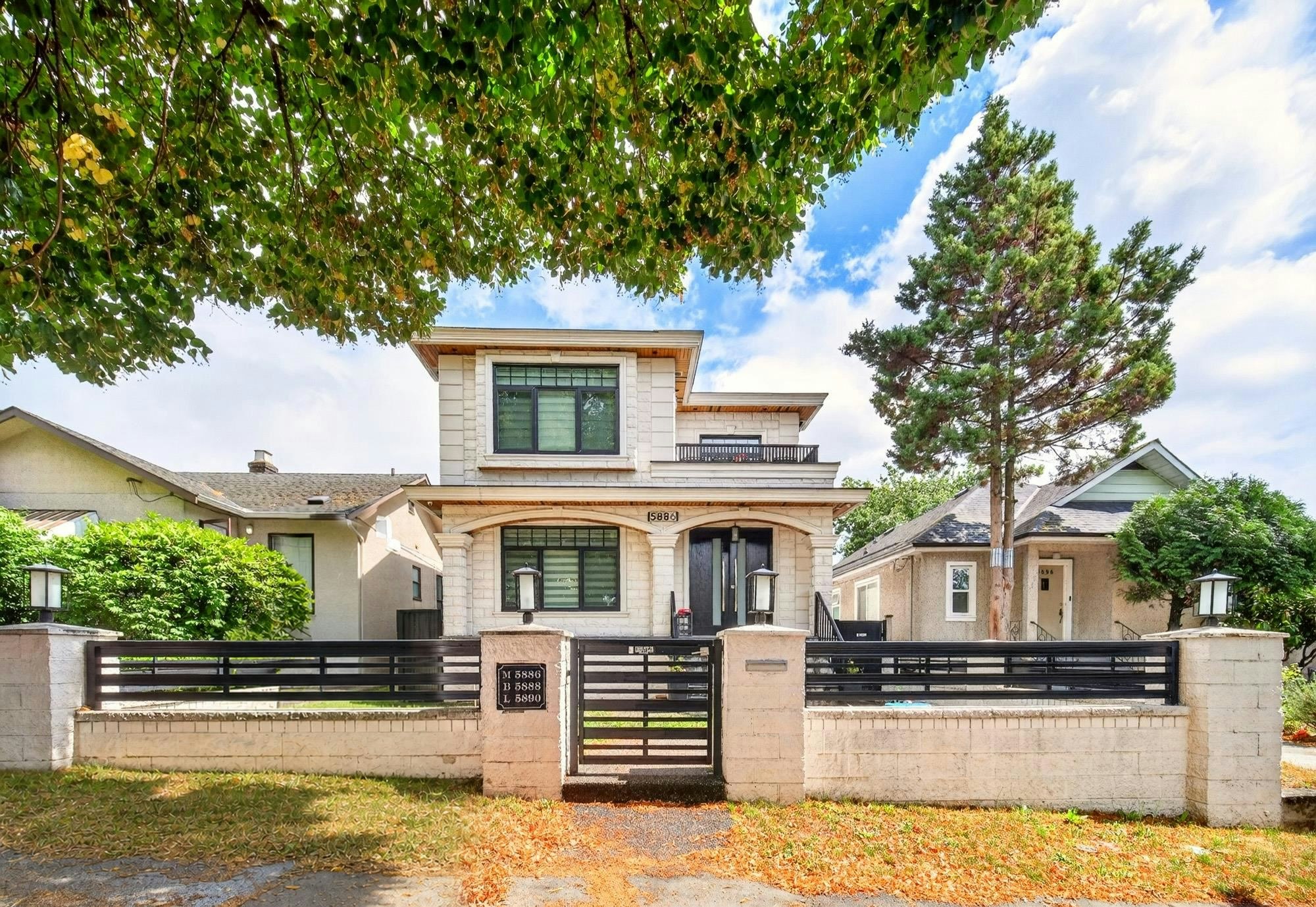 5886 Sherbrooke Street, Vancouver, BC, V5W 3M9