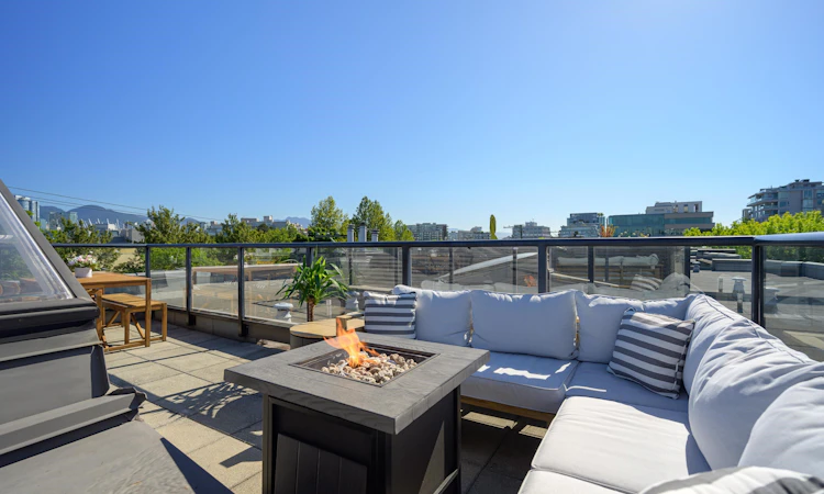 220-676 W 6th Avenue