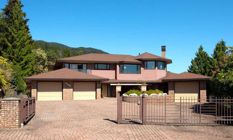 4228 Rockridge Crescent