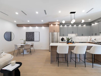 3-6176 Elgin Avenue - 3