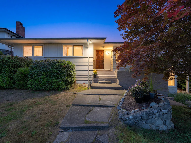 468 Saville Crescent, North Vancouver, BC, V7N 3B1 - 2