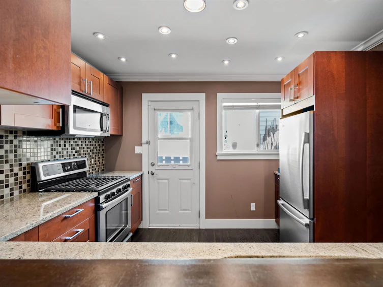 1050 E 10th Avenue, Vancouver, BC, V5T 2B5 - 12
