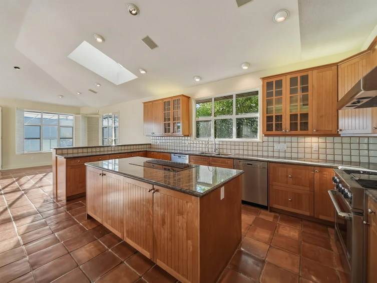 6231 Taylor Drive, West Vancouver, BC, V7W 1Y8 - 12