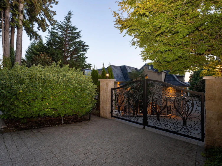 2912 Mathers Avenue, West Vancouver, BC, V7V 2K1 - 2