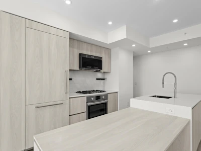 305-3264 Vanness Avenue - 3