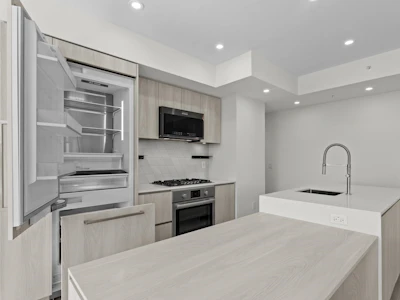 305-3264 Vanness Avenue - 5
