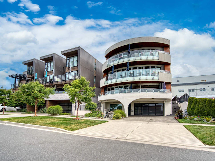 101-15219 Royal Avenue, Surrey, BC, V4B 1M4