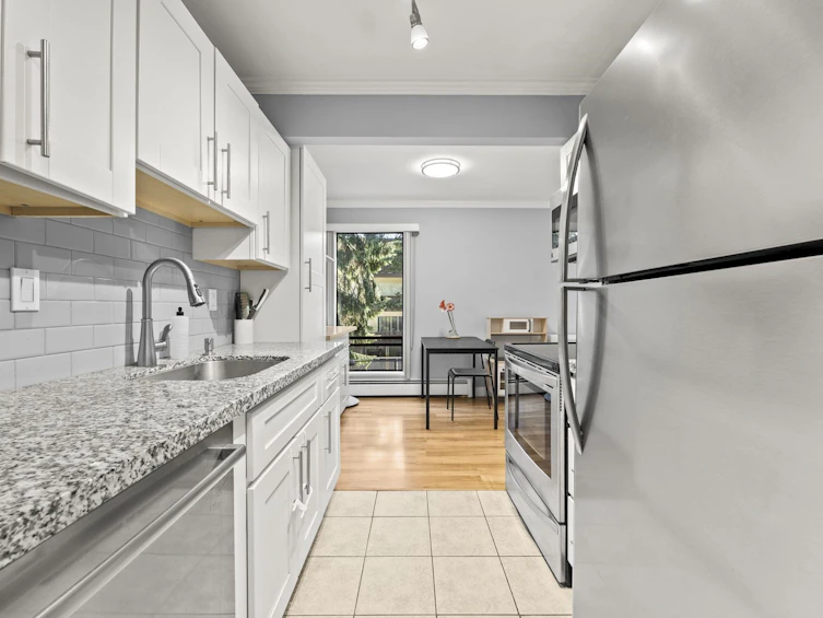 204-330 Cedar Street, New Westminster, BC, V3L 3P1 - 2
