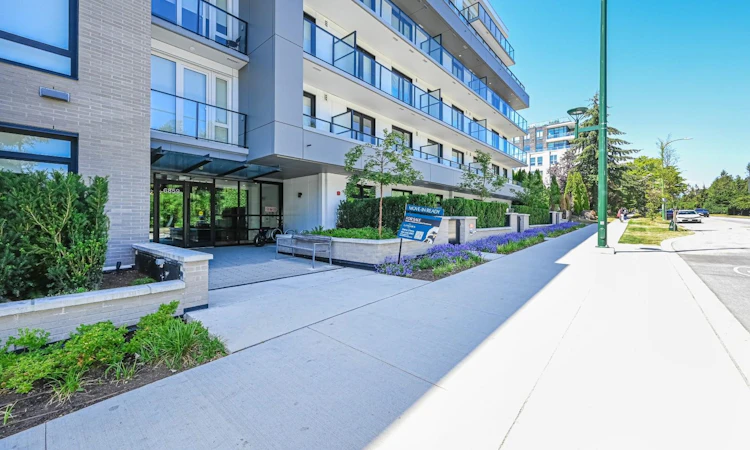 207-6859 Cambie Street
