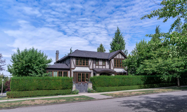4281 Pine Crescent