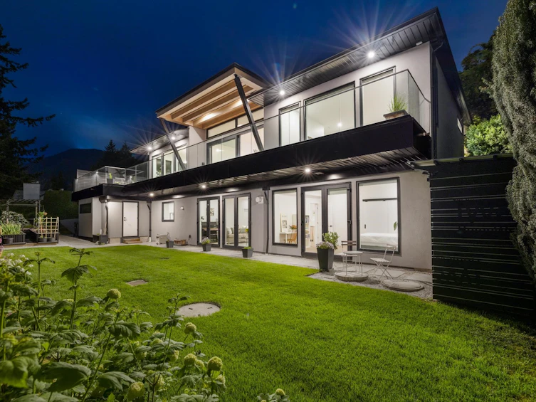 255 Sandringham Crescent, North Vancouver, BC, V7N 2R7 - 2