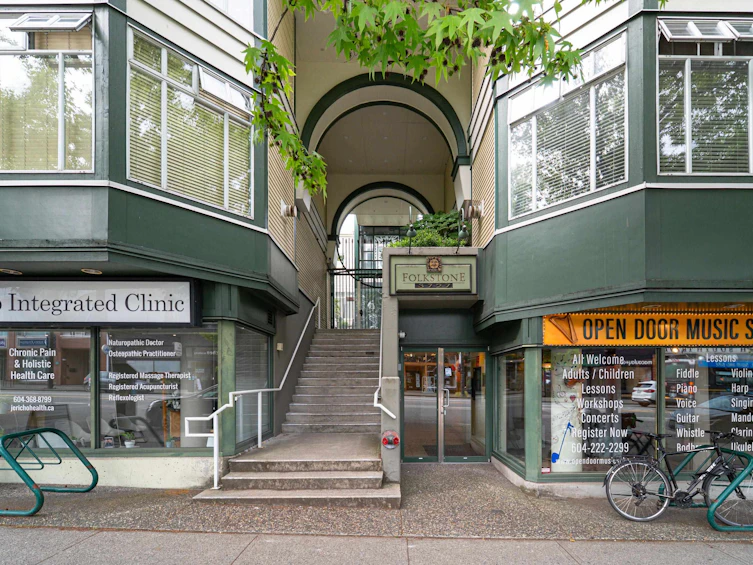 202-3727 W 10th Avenue, Vancouver, BC, V6R 2G5