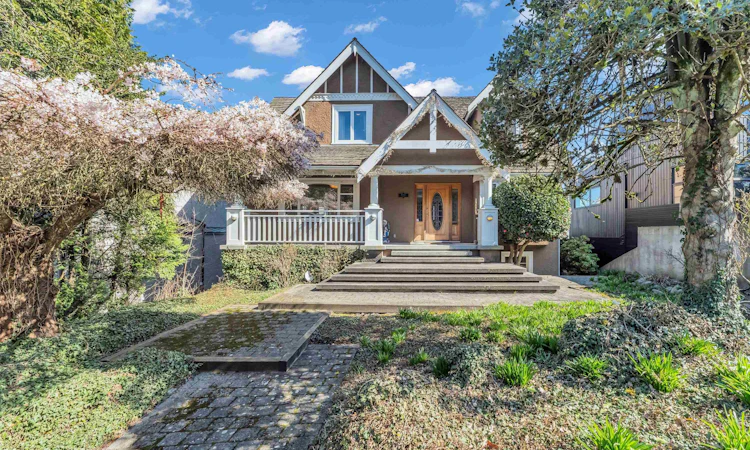 4389 Locarno Crescent