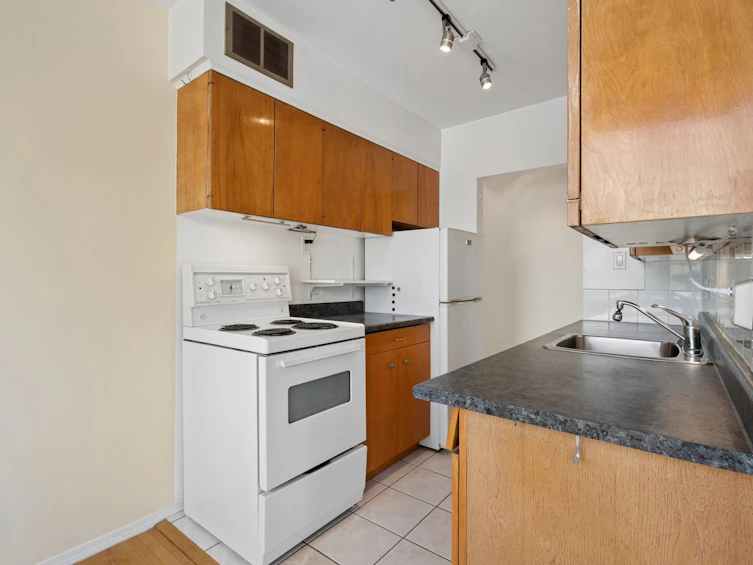 401-1315 Cardero Street, Vancouver, BC, V6G 2J2 - 16