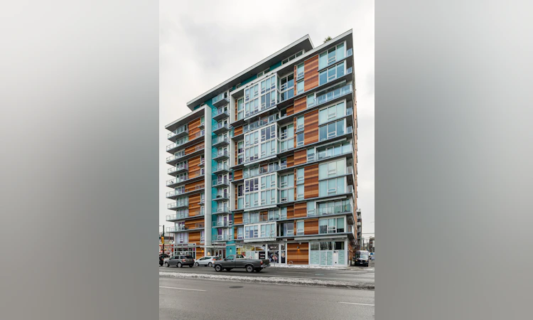 204-180 E 2nd Avenue