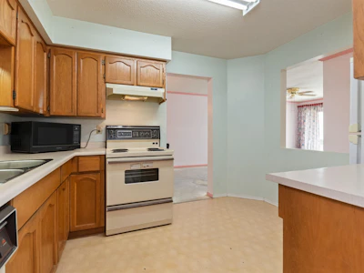 202-8725 Elm Drive - 3