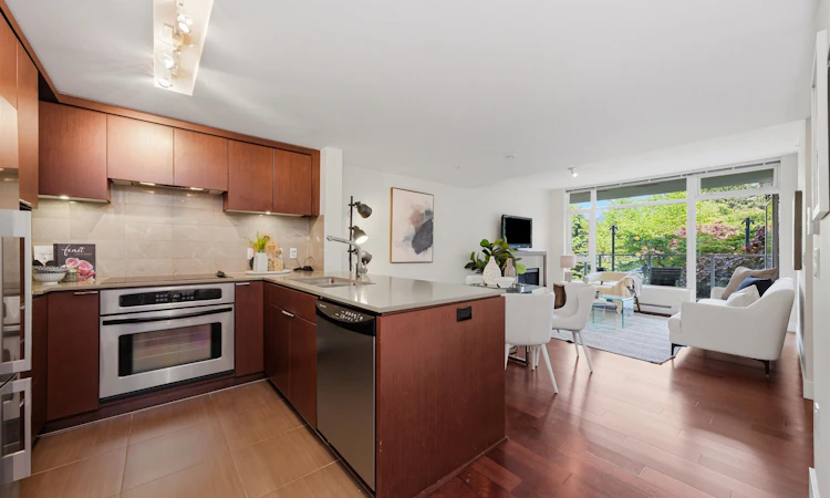 205-158 W 13th Street