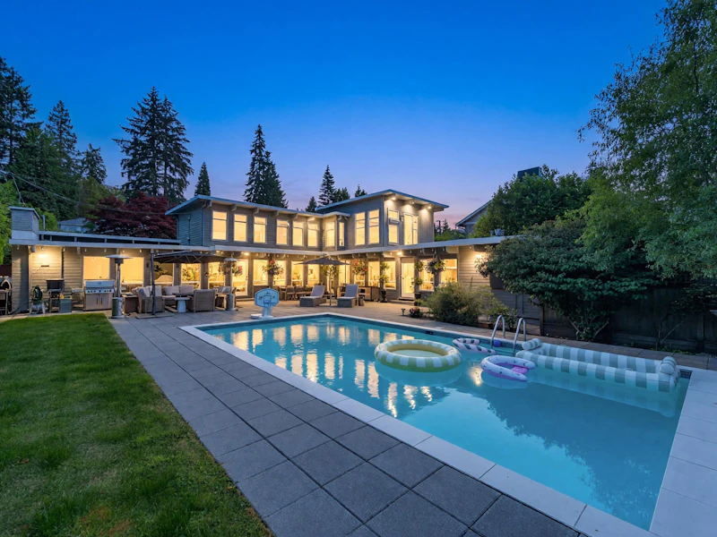 1555 Queens Avenue, West Vancouver BC V7V 0B2