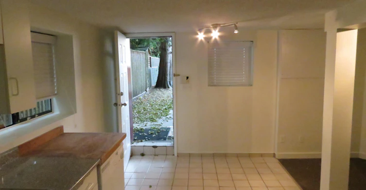 Ground level-3229 W 11th Avenue, Vancouver, BC, V6K 2M9