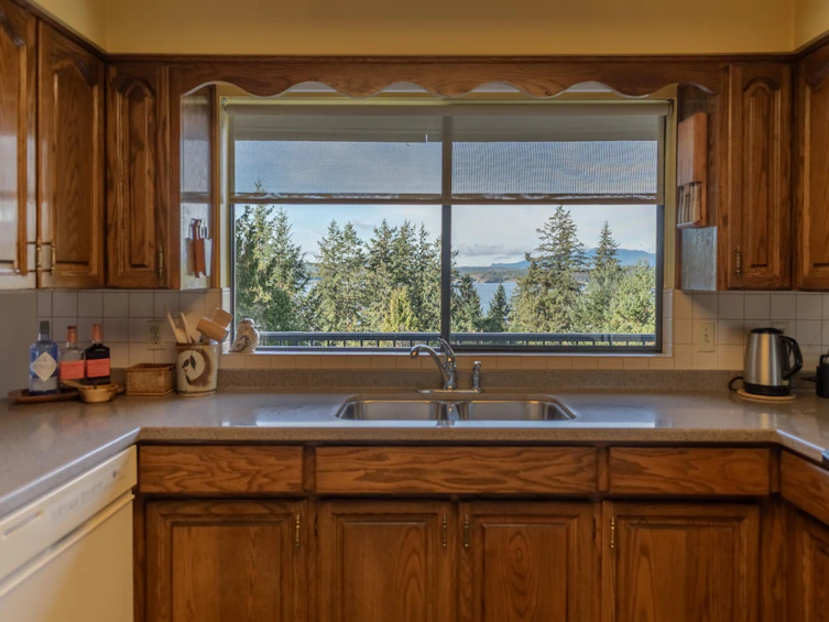 8846 Redrooffs Road, Halfmoon Bay, BC, V7Z 1B2 - 8