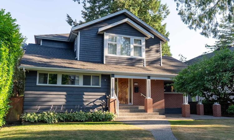 2426 W 34th Avenue