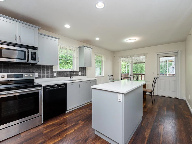 328-3000 Riverbend Drive, Coquitlam, BC, V3C 6R1 - 5