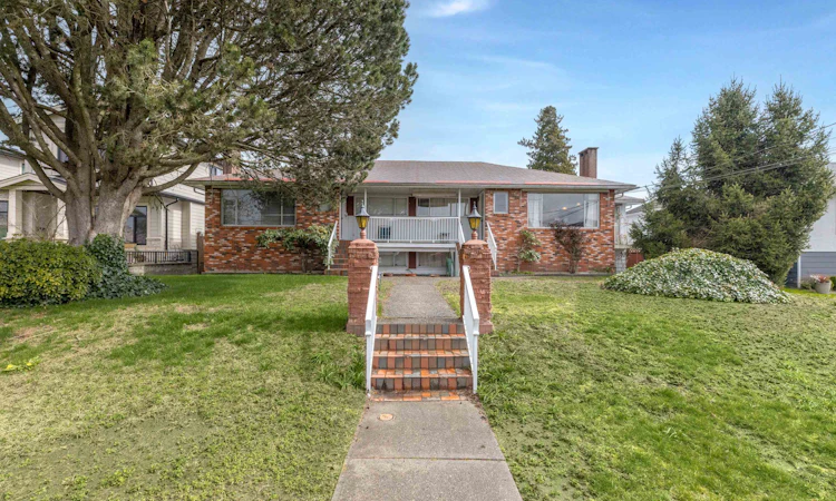 894 Invergarry Avenue