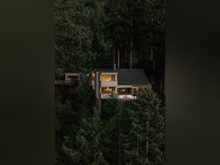 8595 Ansell Place, West Vancouver, BC, V7W 2W3 - 2