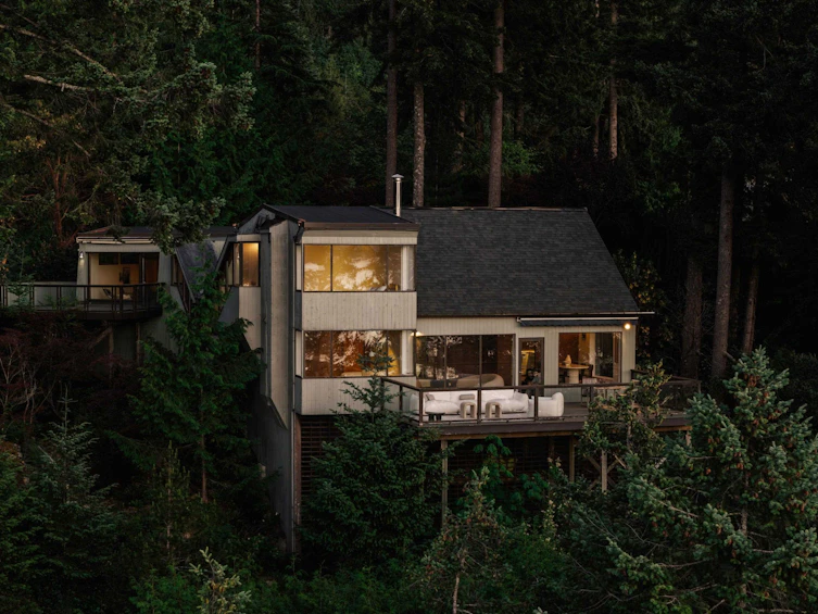8595 Ansell Place, West Vancouver, BC, V7W 2W3