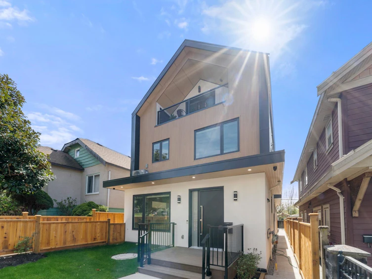 1-1582 E 2nd Avenue, Vancouver, BC, V5N 1C7 - 2