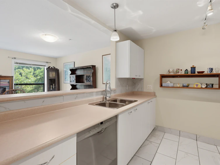205-5855 Cowrie Street, Sechelt, BC, V7Z 0K1 - 6