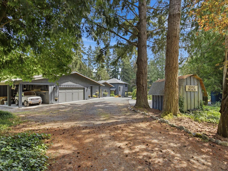 3552 Beach Avenue, Roberts Creek, BC, V0N 2W2 - 2