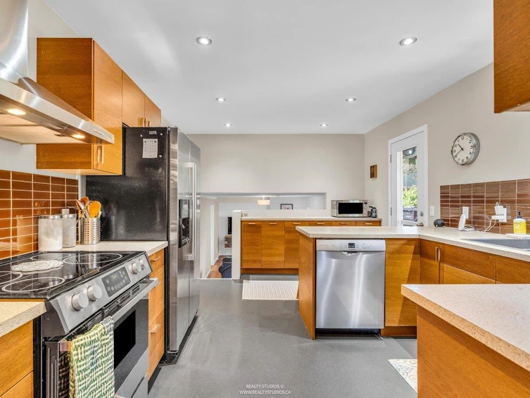 999 53a Street, Delta, BC, V4M 3E2 - 2