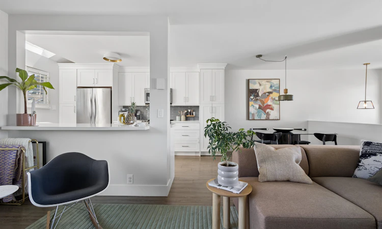 3-270 E 3rd Street