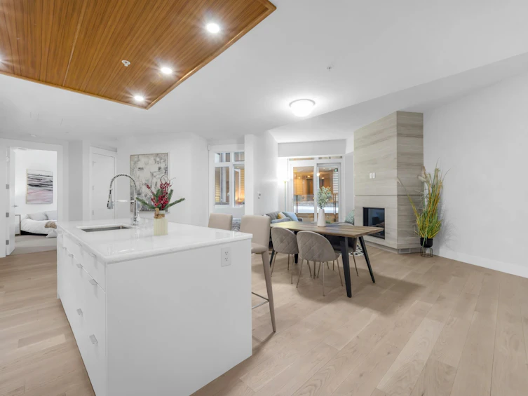 101-6699 Nelson Avenue, West Vancouver, BC, V7W 2B2