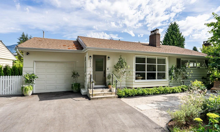 2784 Crescentview Drive