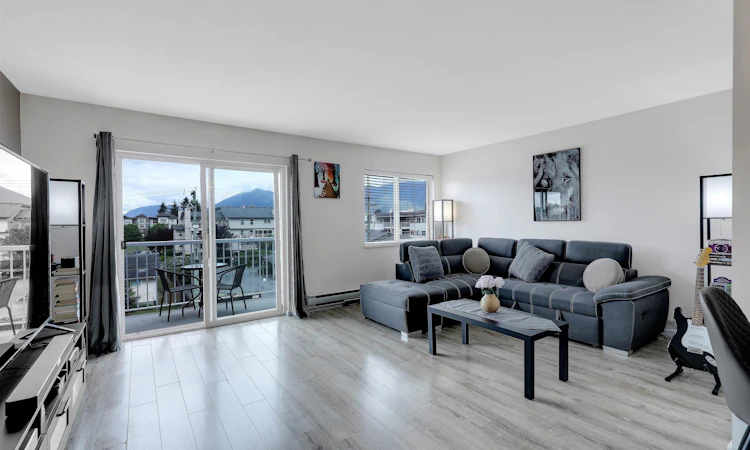 303-8934 Mary Street