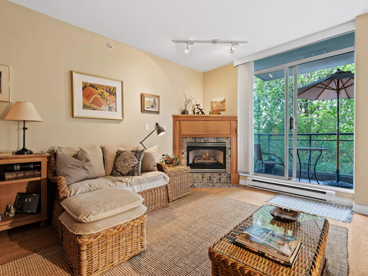 302-588 16th Street, West Vancouver, BC, V7V 3R7